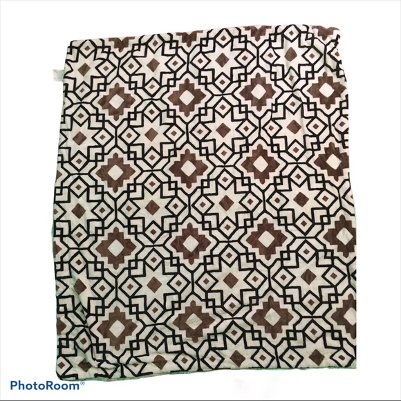 White geometric spanish tile print throw 50x60” - Picture 8 of 8